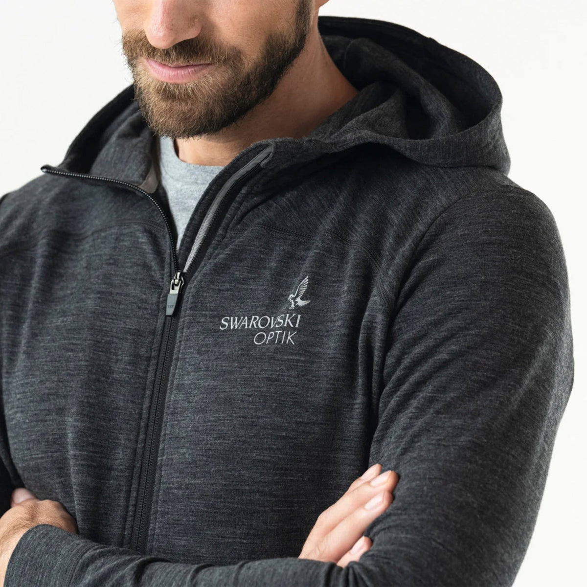 Detalle de la capucha, cremallera y logotipo de la sudadera gris Swarovski Optik MH Merino