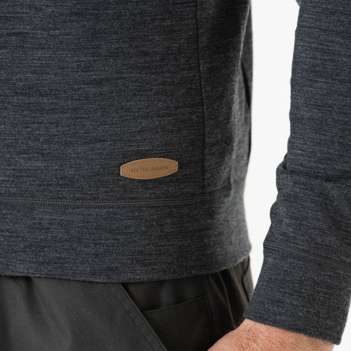 Detalle del tejido, bajo y puño de la sudadera Swarovski Optik MH Merino gris antracita