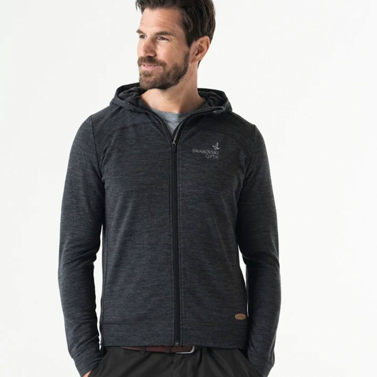 Sudadera Swarovski Optik MH Merino gris antracita puesta en un modelo, vista frontal
